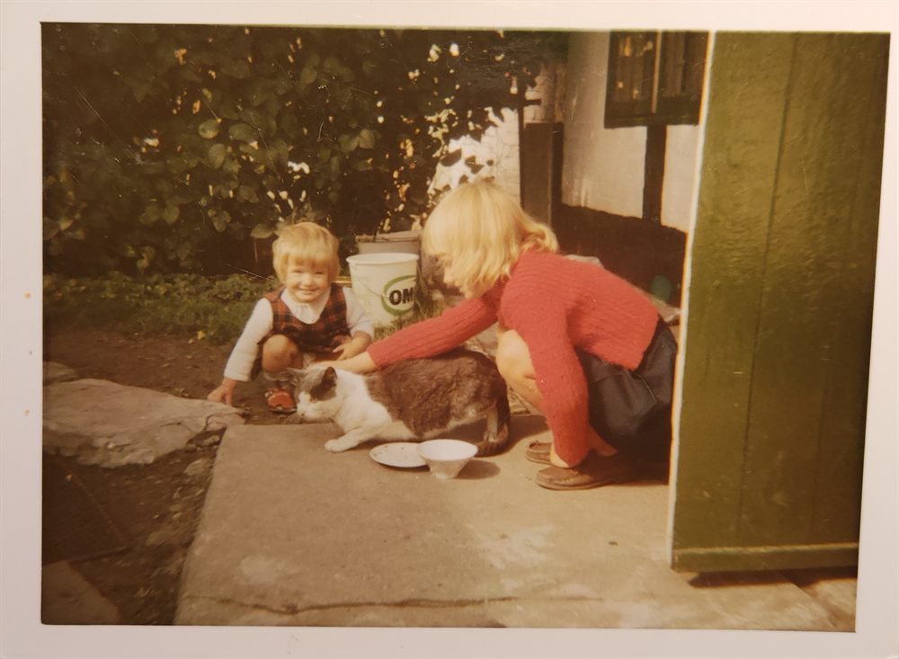 Petra als Kind mit einer Katze